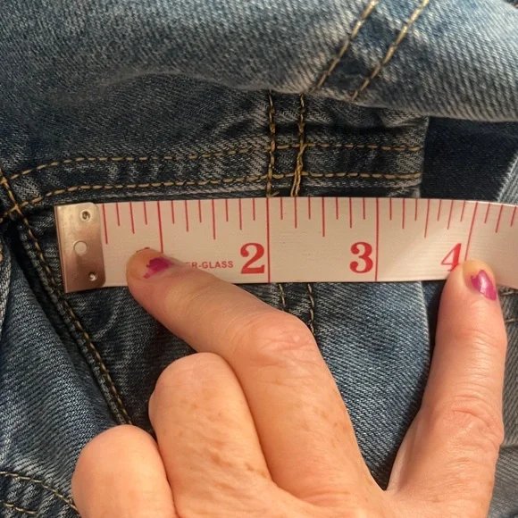 Old Navy Women's Classic Blue Jean Shorts - Picture 4 of 6